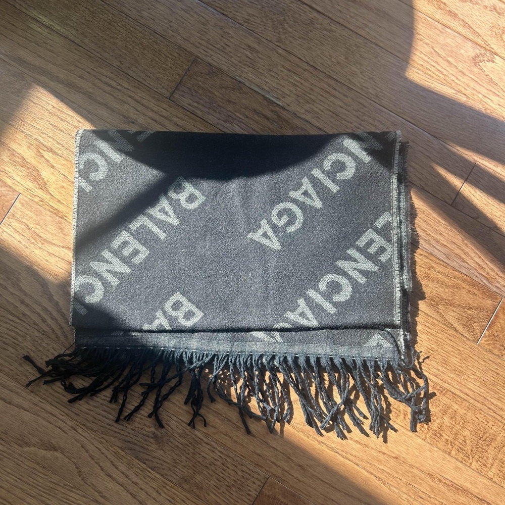 Balenciaga Men's Scarf in Black and Gray unisex
